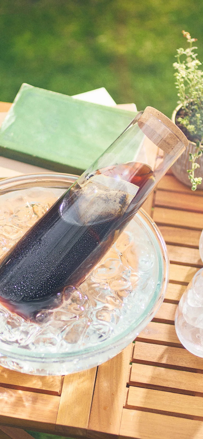 冷水でヒラされている水淹れコーヒーボトルの写真