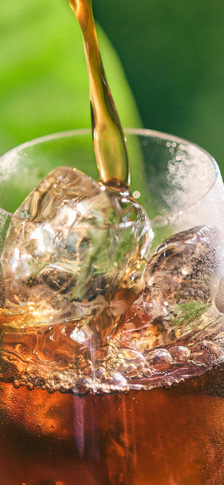 水淹れコーヒーがグラスに注がれている写真