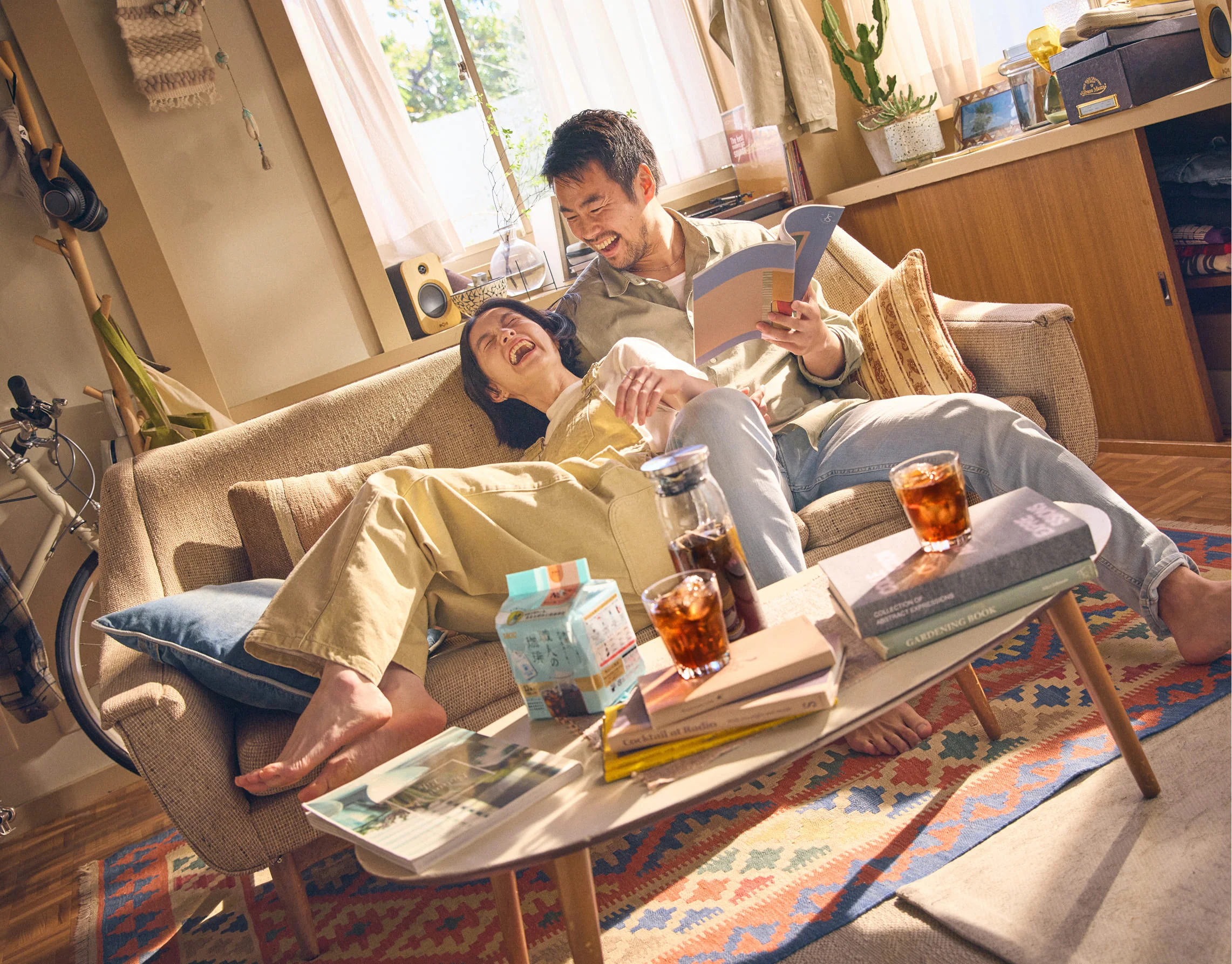 中末の朝にダイニングでコーヒーを飲む夫婦
