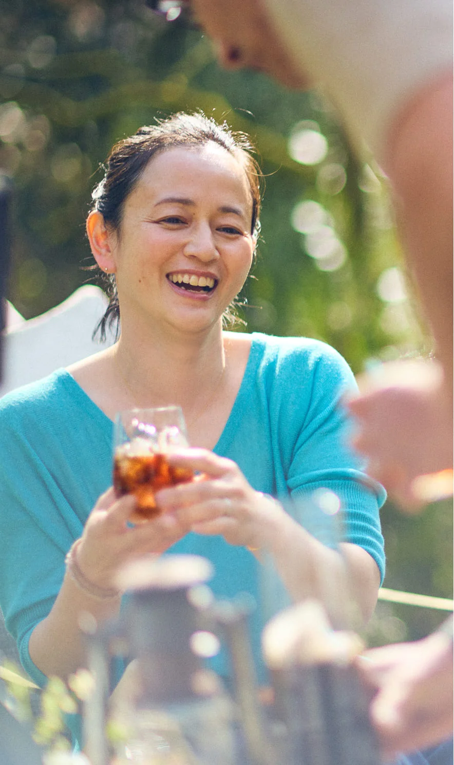 友人とコーヒーを飲む女性の写真