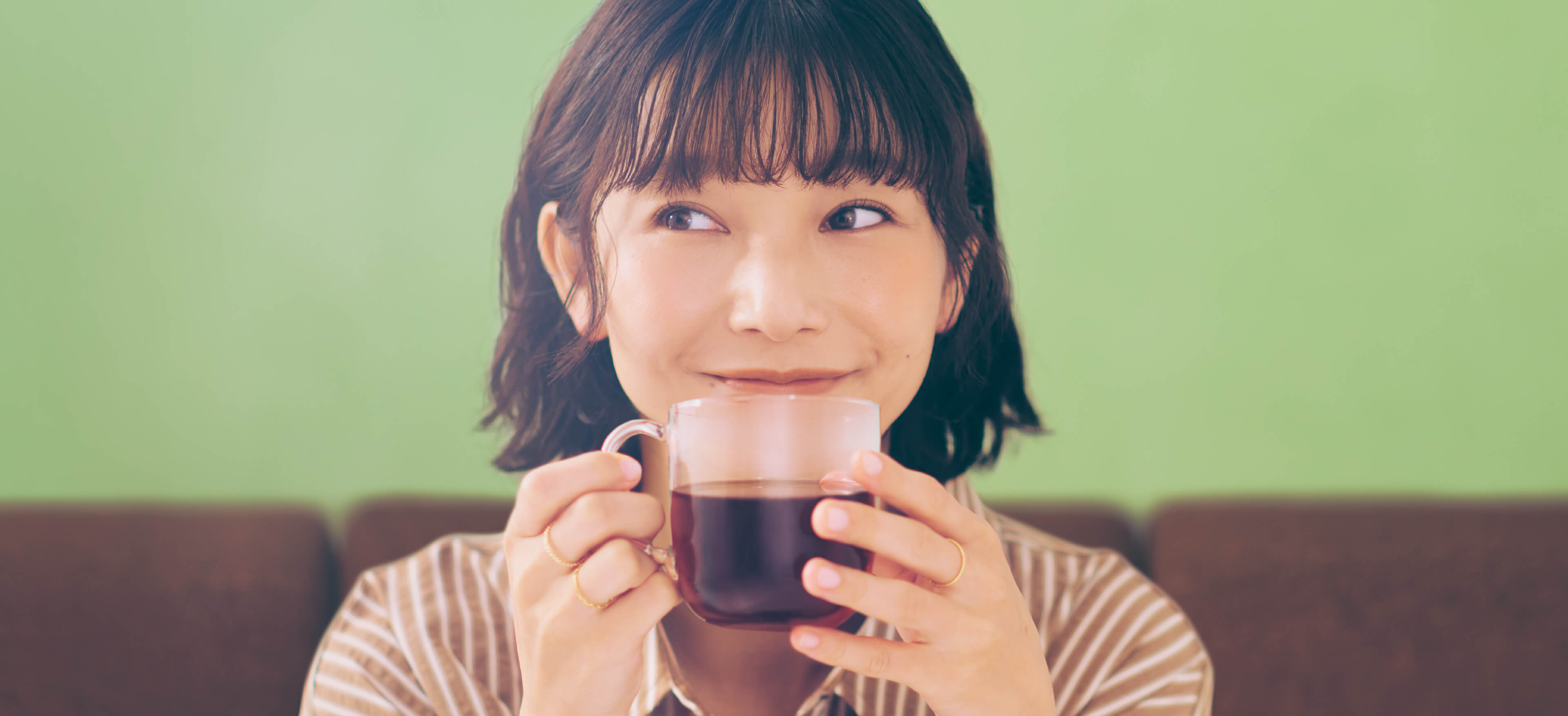 コーヒーを飲む女性