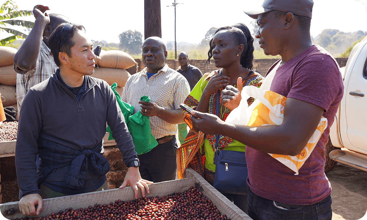 キリマンジャロの産地タンザニアにて現地コーヒー関係者と交流するUCC中平社員