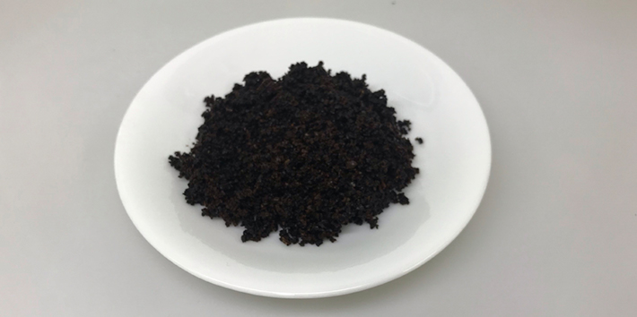 抽出後のコーヒー粉に水分を含ませる