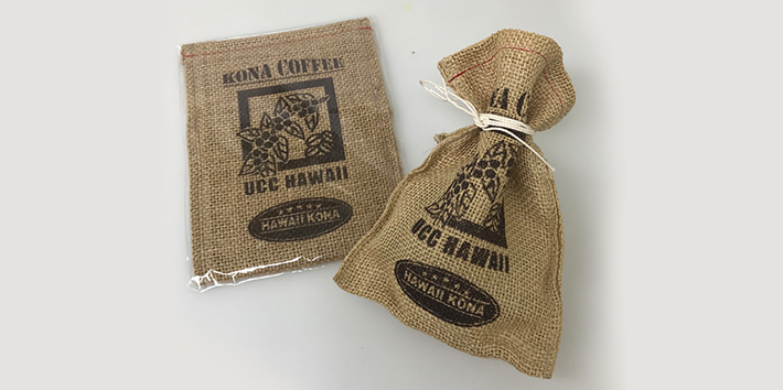 抽出後のコーヒー粉を乾燥させて目の細かい布の袋に入れる